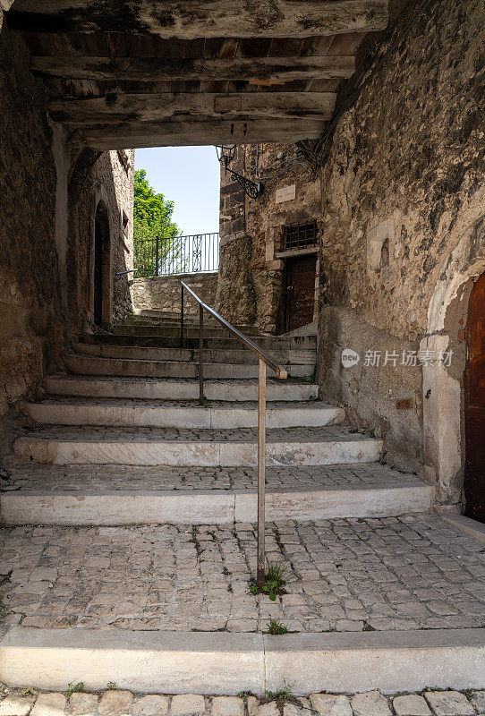 中世纪城镇中心有拱门，Campo di Giove Abruzzo意大利